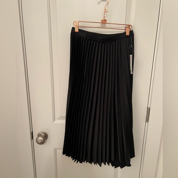 NWT Uniqlo SATIN PLEATED SKIRT Black - Picture 3 of 4